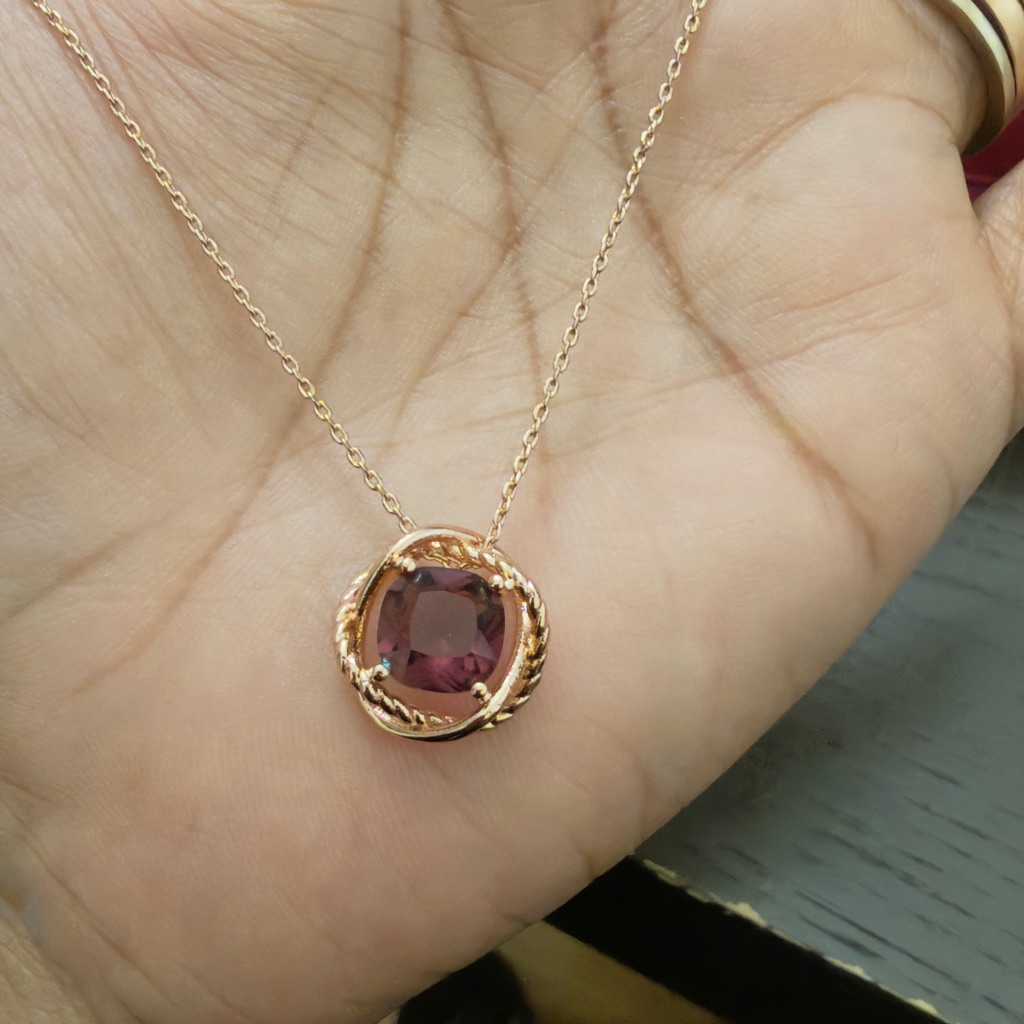 Elegant Gold Necklace With Purple Gemstone